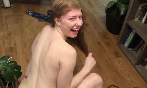 Смелая малышка нарушает …