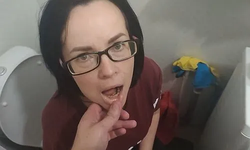 Теща на унитазе: "пососи…