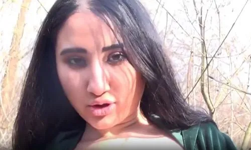 Цыганка в лесу: голые си…